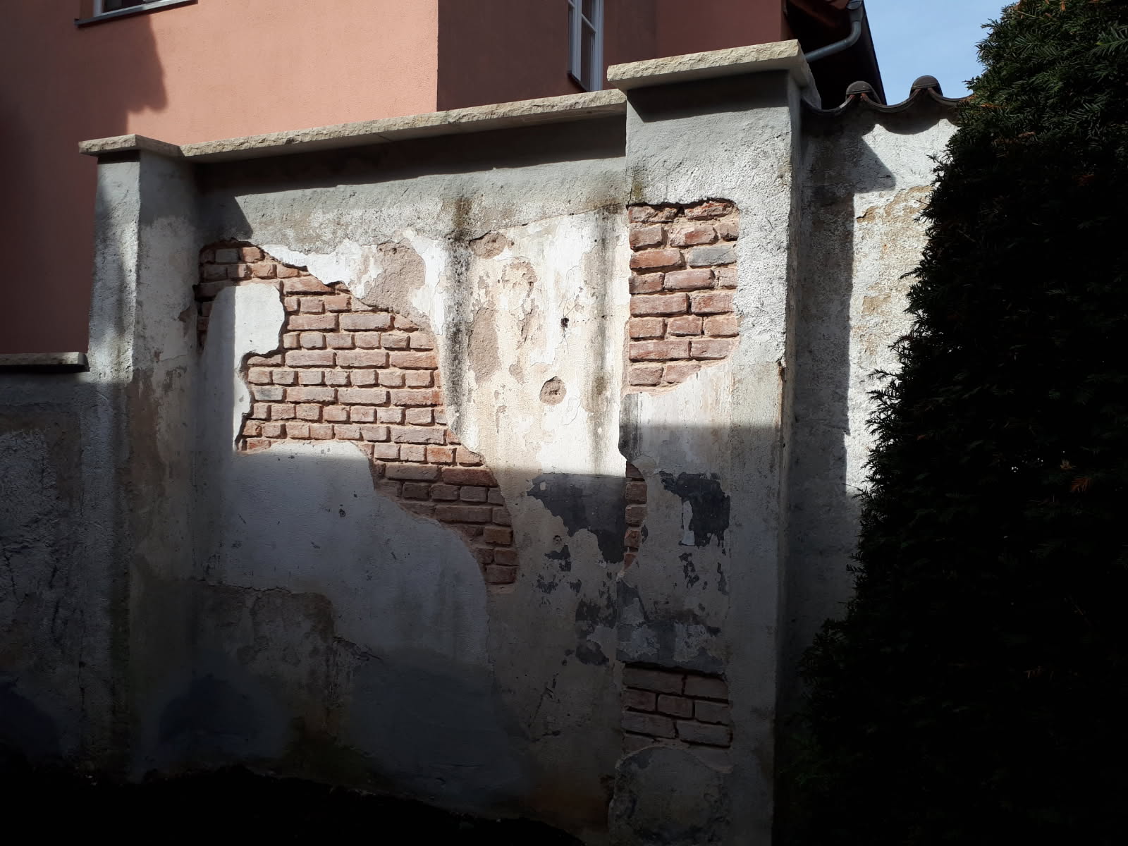 Freilegung und denkmalgerechte Instandsetzung historischer Mauerstruktur